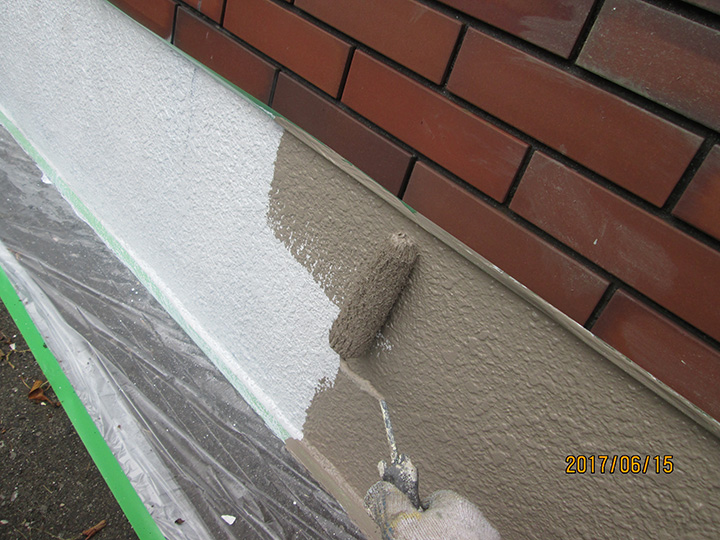 タイル下のコンクリート部分もきれいに塗装していきます。