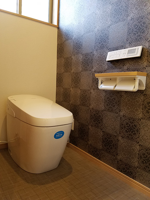 「お客様にはきれいでオシャレなトイレを使ってほしい」という施主様のご希望で、丸みのあるデザインのトイレをご提案いたしました。