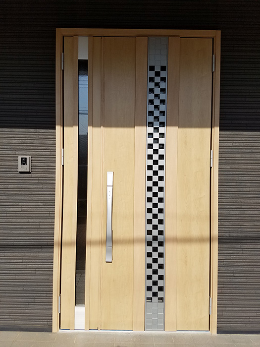 黒色の外壁にと木目のドアは相性抜群です。
