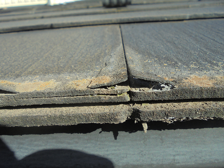 屋根全体も傷や剥がれ、色あせなど劣化が進んでいます。