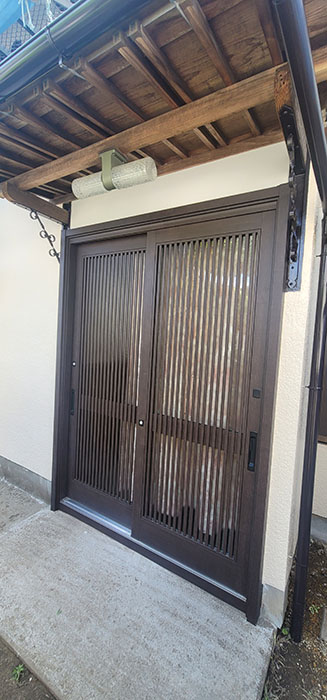 施工後の玄関の様子です。LIXILのリシェント玄関引き戸は、断熱性が高いガラスを使用しているため夏は涼しく、冬は暖かく快適な玄関にしてくれます。