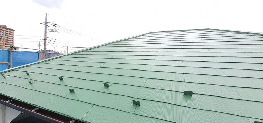 施工後の屋根の様子です。<br />
見違えるほどきれいになり、色はフレッシュなグリーンにしたことで印象が変わりました。