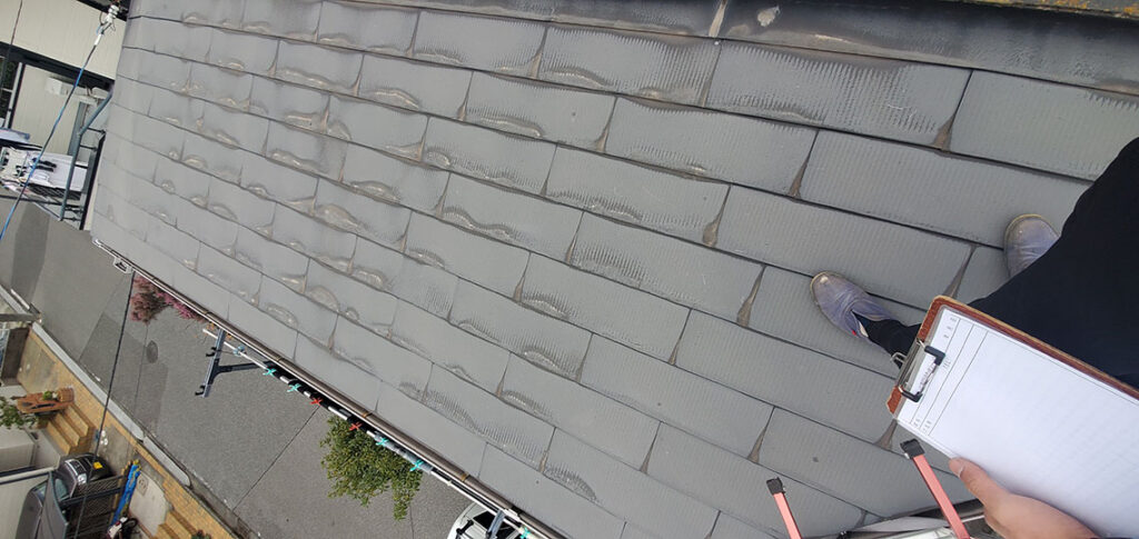 施工前の屋根の様子です。<br />
塗装が剥がれている箇所が目立っていました。