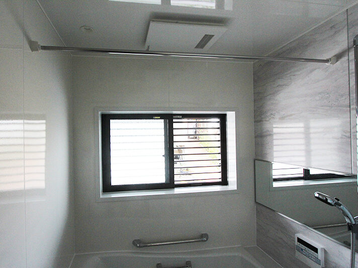 今まで2か所あった窓を1か所することで、ユニットバスを入れることができました。<br />
浴室の鏡も、横長ワイドミラーが入るゆとりのある浴室になりました。