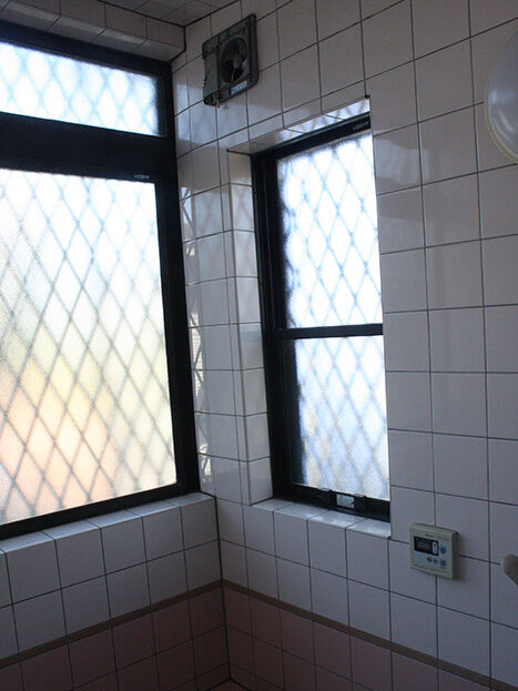 浴室の端から端までほぼ全面に窓がありました。<br />
ユニットバスの場合こちらの窓は少なくとも大きさの変更が必要です。