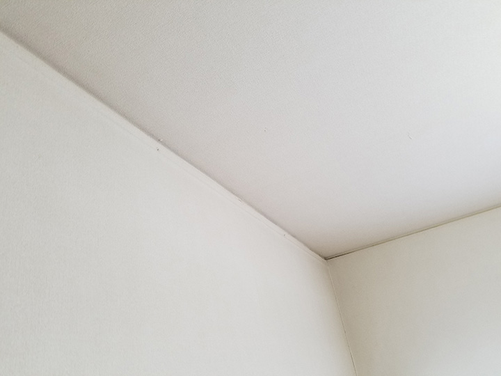 一見真っ白に見える壁紙も、湿気や日焼けなどでところどころ色褪せや、ヒビがあります。