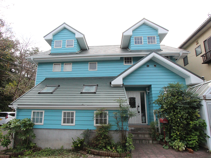 屋根の深い色と、外壁のライトブルーの色がよく合っています。<br />

