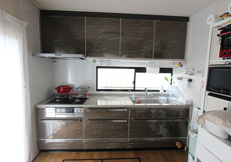 施工後のキッチンの様子です。<br />
キッチンは隠せる大容量の収納スペースを備えたレミューにすることですっきりとしたキッチンになりました。