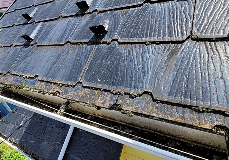 施工前の屋根の様子です。屋根の経年劣化が見受けられます。