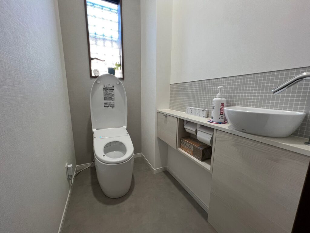 トイレはTOTOの「ネオレスト」<br />
手洗い器も付けてまるで高級ホテルのような仕上がり。