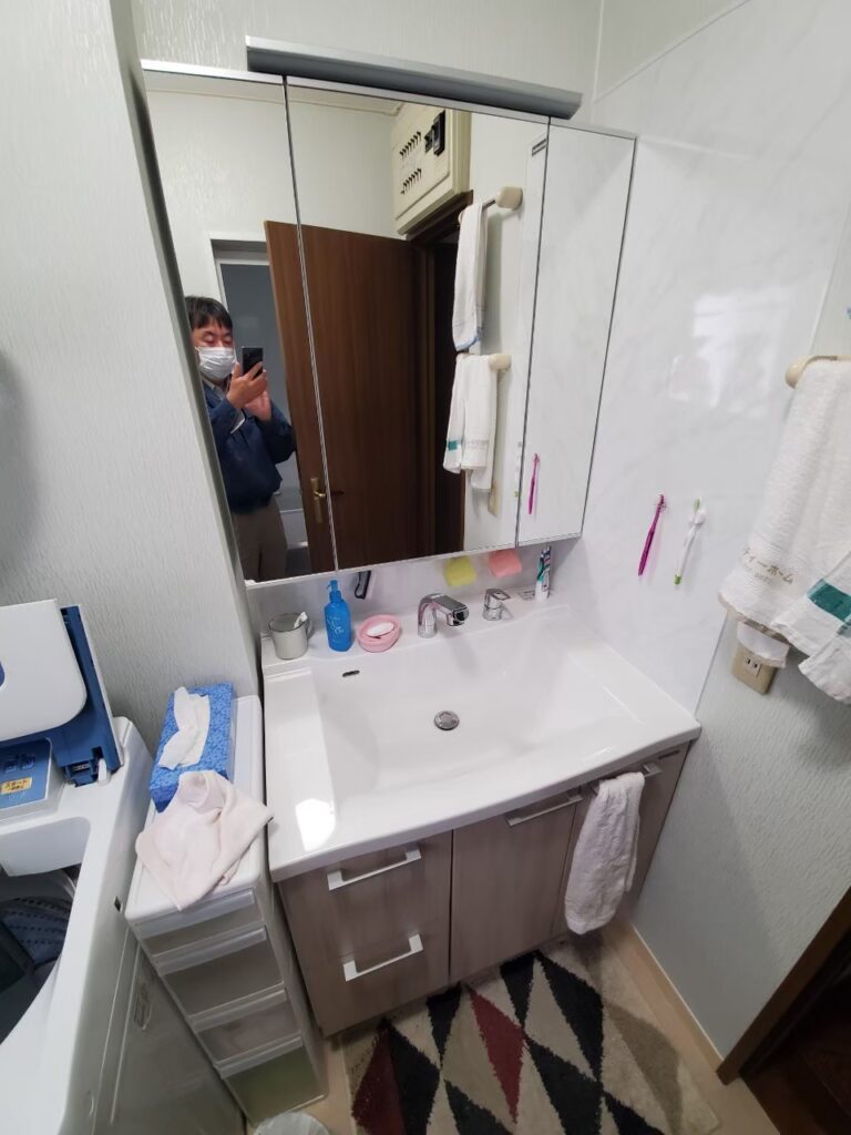 洗面台も３面鏡になり、鏡の中にも収納できるようになりました。