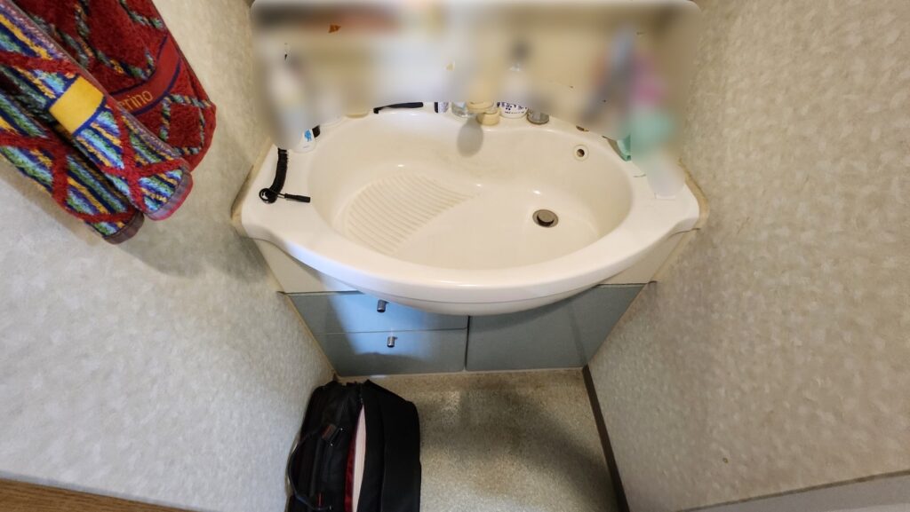 洗面台はボウルの脇が物置になっていて、なかなか使い勝手が悪くなっていました。