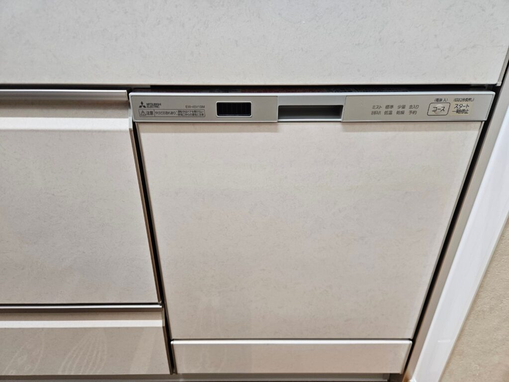 食洗器はタカラの場合、シンクの下にあり、濡れたままの食器も汚さずに食洗器の中に入れられるように。