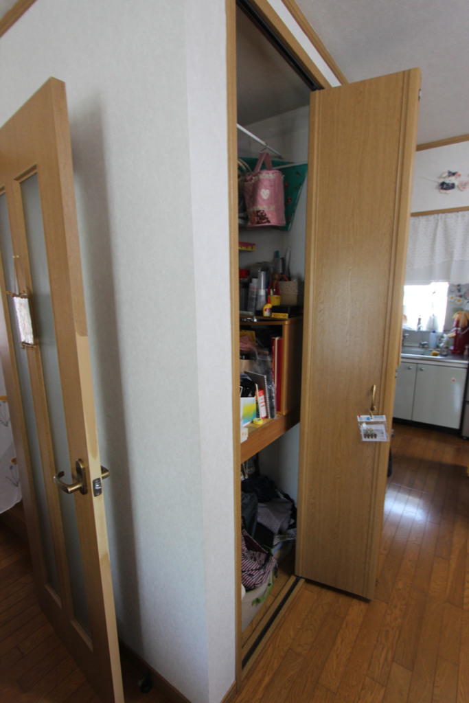 リビングに設けられた階段下収納も、空間を有効に使ううえで見直したいポイントのひとつでした。